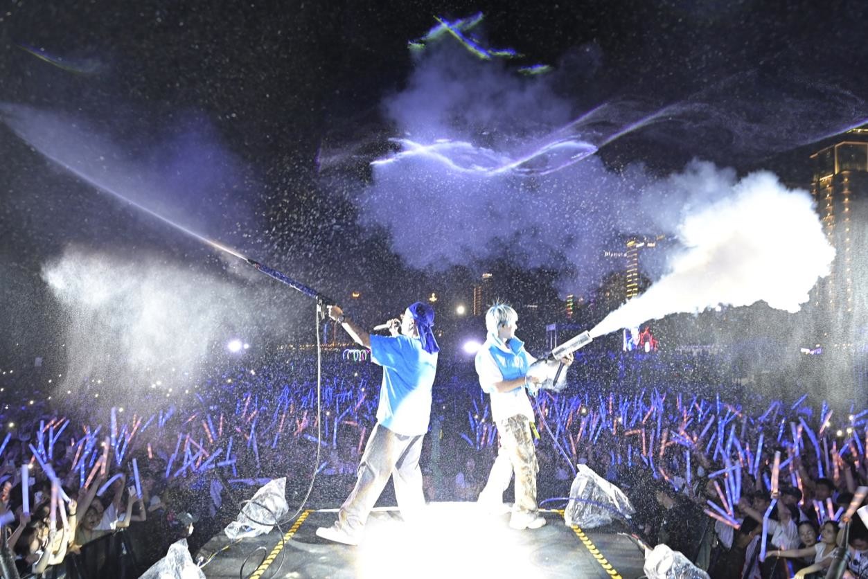 Lễ hội té nước hoành tráng nhất năm diễn ra tại Water EDM Festival - Crystal Rave - Ảnh 3.