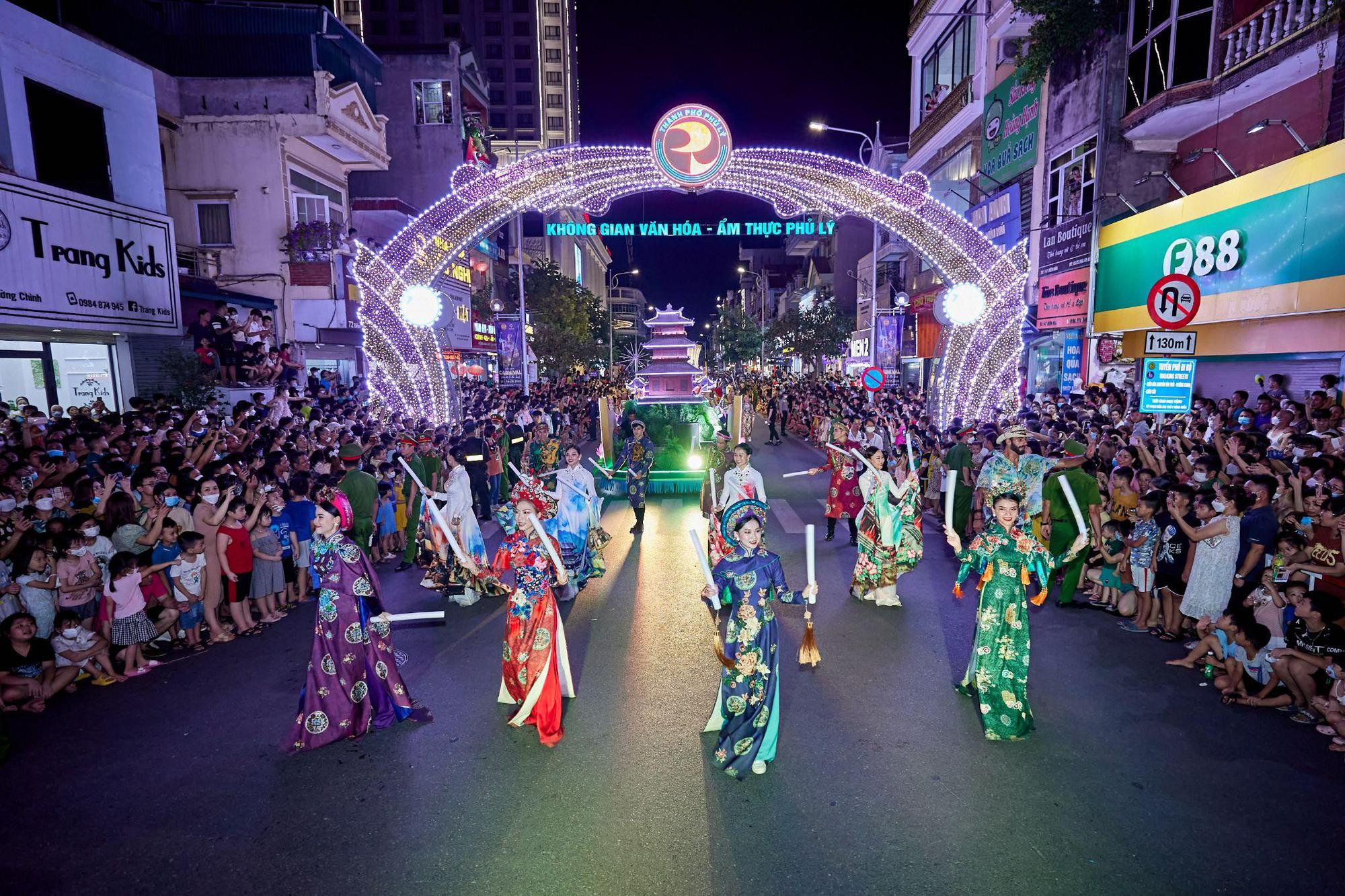 Hà Nam tưng bừng hai đêm Lễ hội đường phố Carnival đa màu sắc - Ảnh 1.