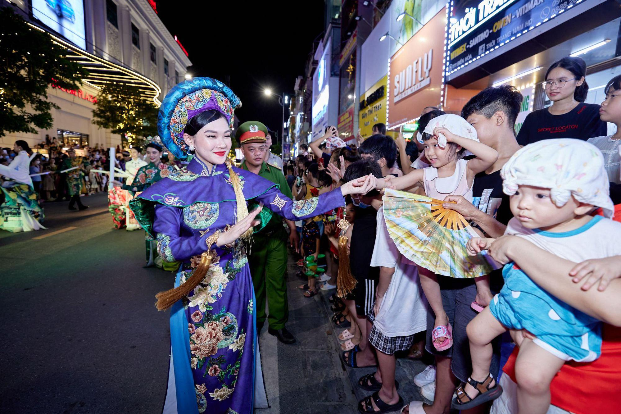 Hà Nam tưng bừng hai đêm Lễ hội đường phố Carnival đa màu sắc - Ảnh 8.