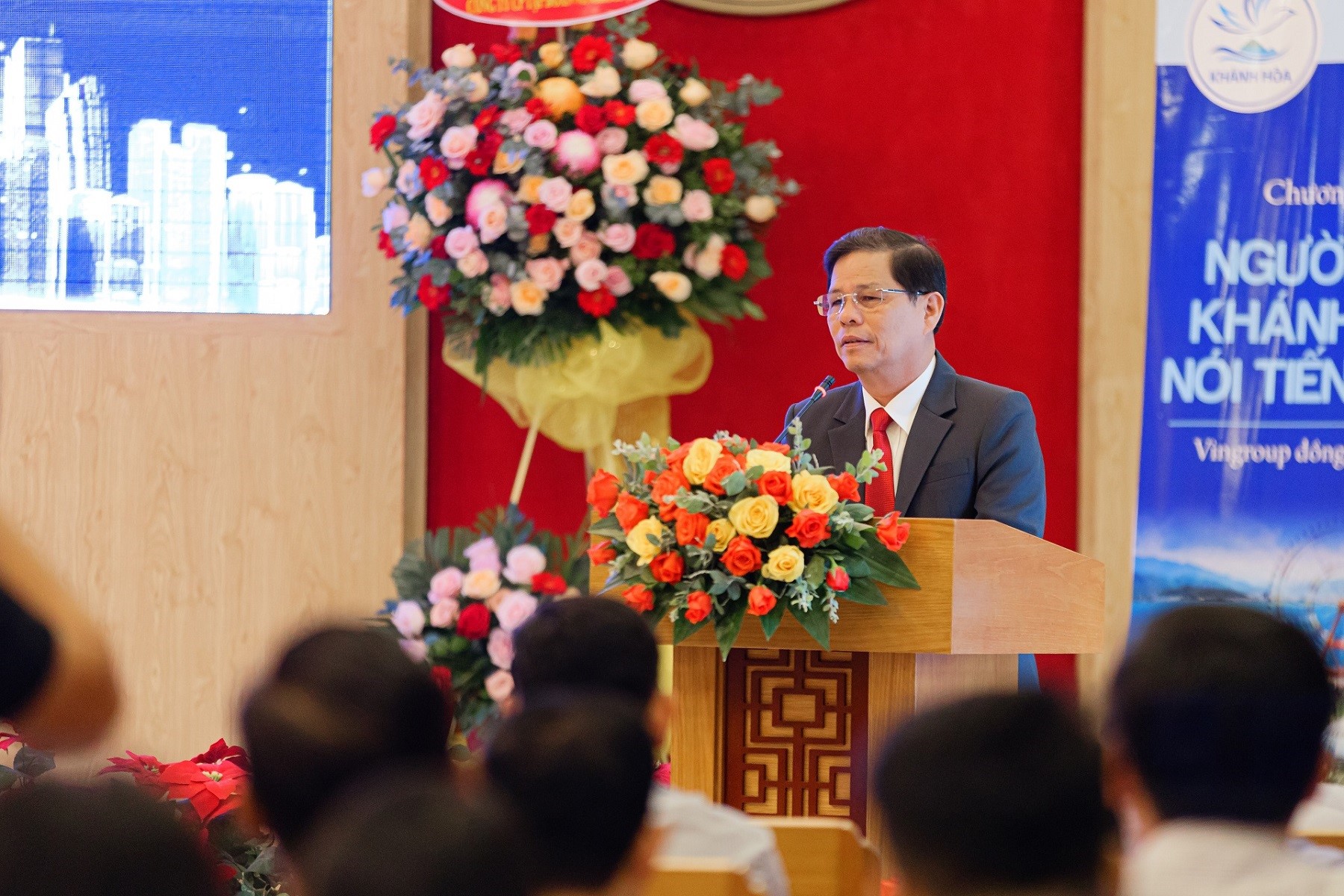 Vingroup hợp tác triển khai chương trình người dân nói tiếng Anh - Ảnh 4. Vingroup hợp tác triển khai chương trình người dân nói tiếng Anh - Ảnh 4.