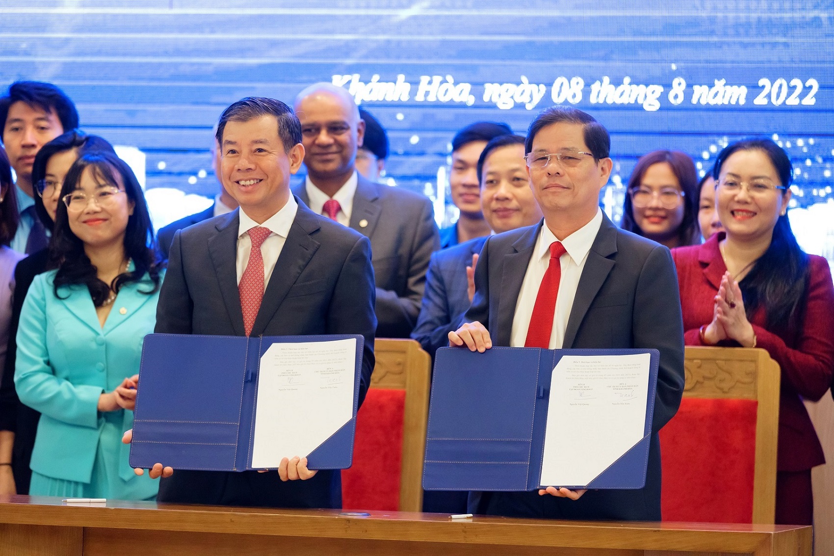 Vingroup hợp tác triển khai chương trình người dân nói tiếng Anh - Ảnh 2. Vingroup hợp tác triển khai chương trình người dân nói tiếng Anh - Ảnh 2.