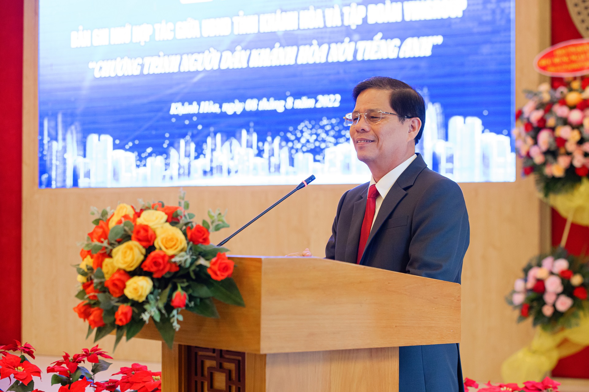 Vingroup hợp tác triển khai chương trình người dân nói tiếng Anh - Ảnh 3. Vingroup hợp tác triển khai chương trình người dân nói tiếng Anh - Ảnh 3.