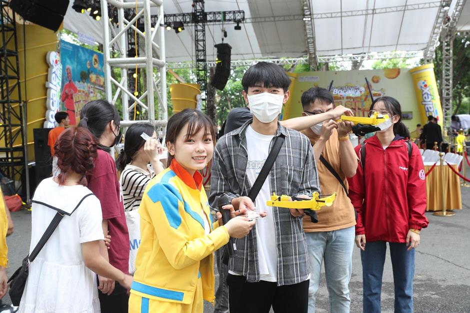 Trọng Hiếu cùng giới trẻ Hà Nội bất chấp mưa lớn “cháy” hết mình tại ngày hội “Viên sủi vui xỉu” - Ảnh 5.