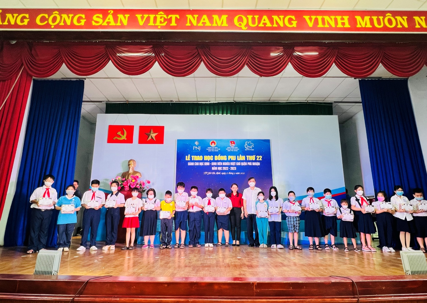 PNJ tiếp sức học sinh, sinh viên nghèo hiếu học - Ảnh 1.