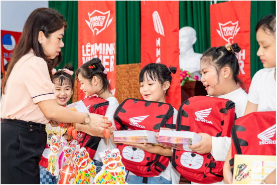 Hành trình hơn 1000km dọc Việt Nam trao quà cho các em nhỏ cùng Liên Minh Winner - Ảnh 3.