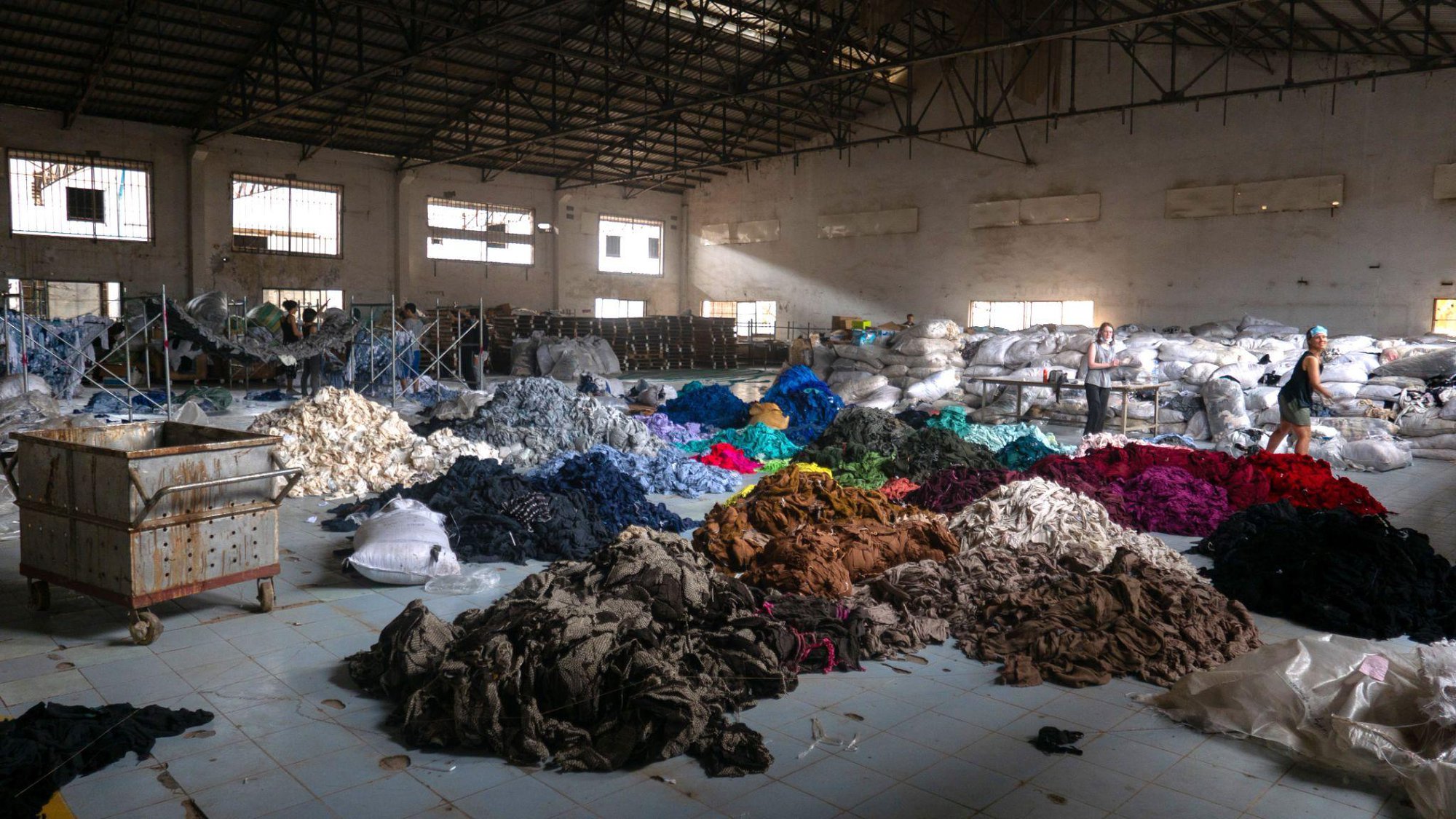 Được giới trẻ Việt săn lùng mua bất chấp giá, thời trang upcycling là gì? - Ảnh 1.