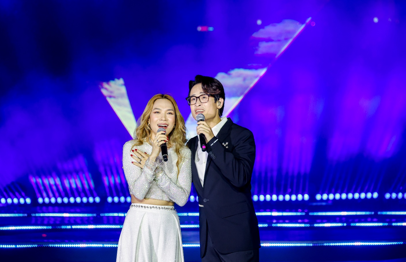 Mỹ Tâm và Hà Anh Tuấn song ca tình tứ tại sự kiện Lễ hội nhạc nước lớn nhất Đông Nam Á - Ảnh 2.