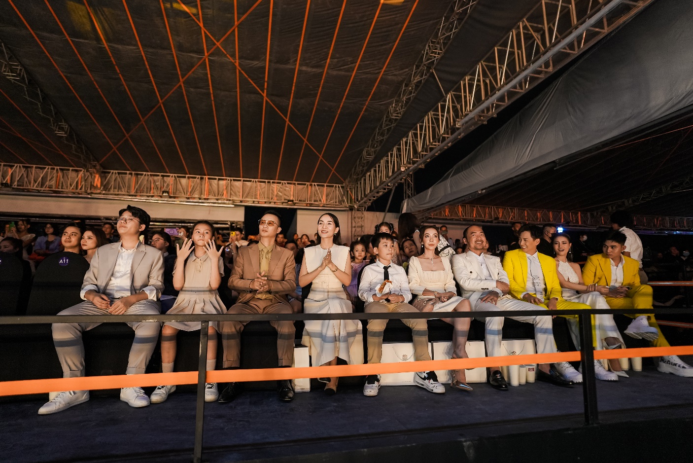 Lan Ngọc hào hứng hội ngộ cặp đôi “Thỏ đen - Thỏ trắng” Ngô Kiến Huy - Jun Phạm tại Lễ hội nhạc nước lớn nhất Đông Nam Á - Ảnh 3.