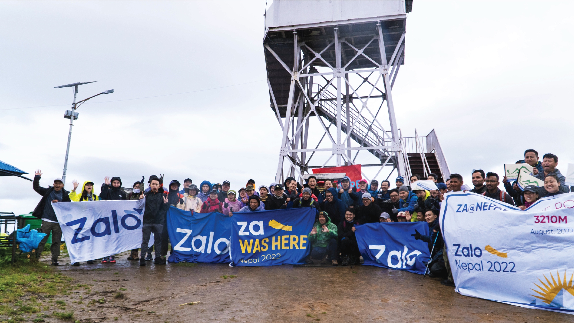 Zalo group leo núi mừng sinh nhật tại Nepal - Ảnh 1.