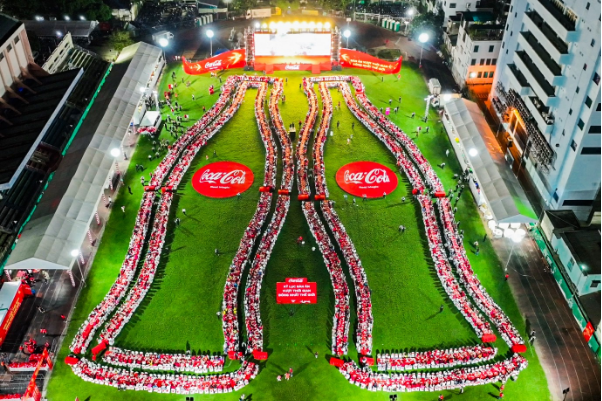 Coca-Cola xác lập kỷ lục &quot;Bàn ăn Tết Việt có số gia đình tham gia đông nhất thế giới&quot; - Ảnh 1.