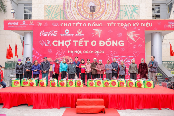 Coca-Cola xác lập kỷ lục &quot;Bàn ăn Tết Việt có số gia đình tham gia đông nhất thế giới&quot; - Ảnh 4.