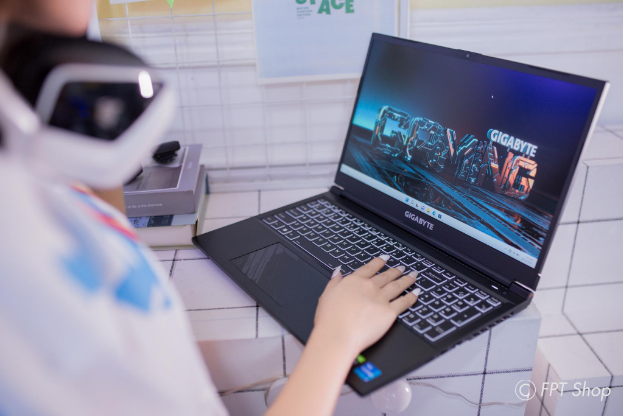 FPT Shop lì xì đến 9 triệu cho khách hàng mua laptop gaming - Ảnh 1.