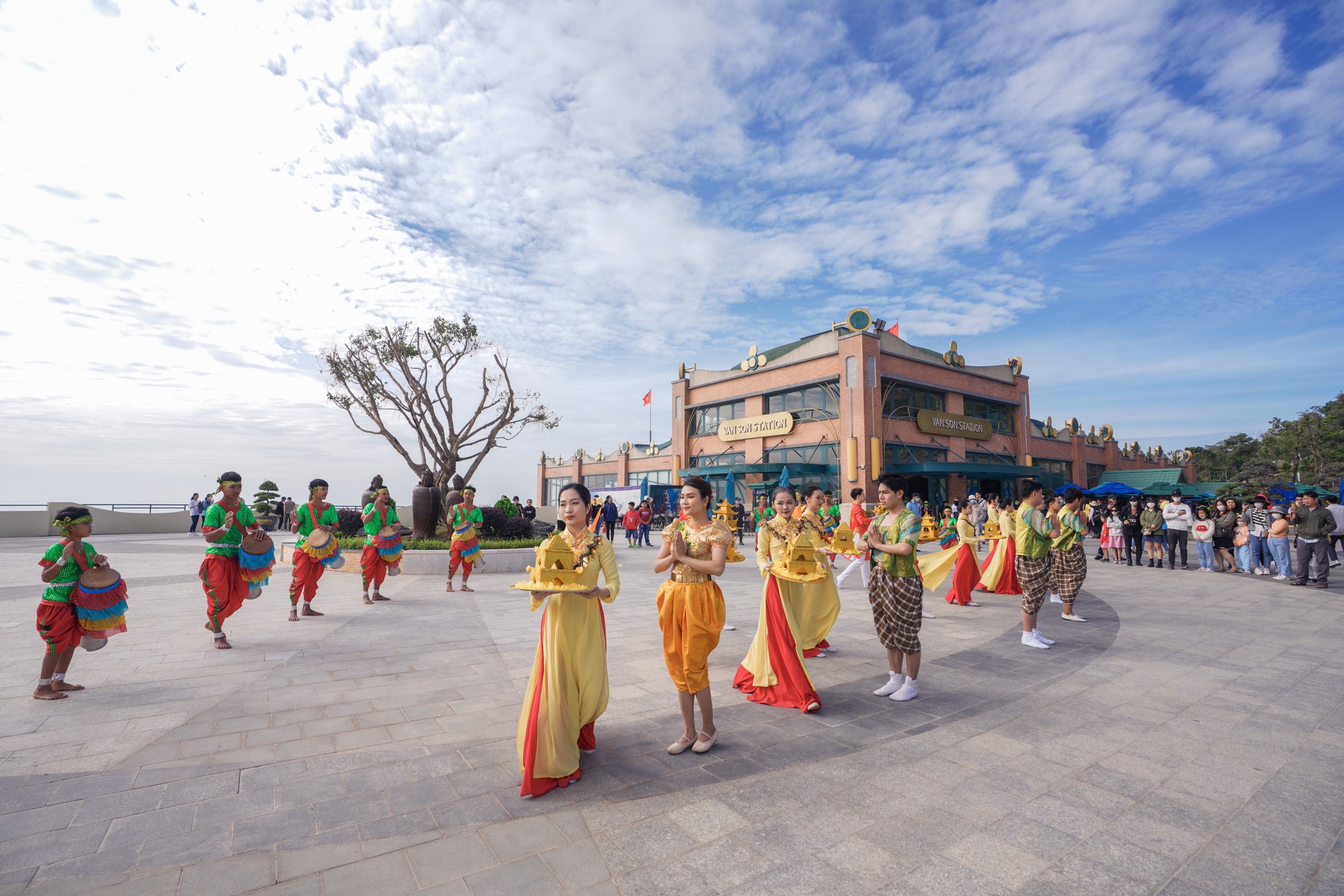 Đón năm mới an lành tại các điểm hành hương hàng đầu Tây Ninh - Ảnh 4.