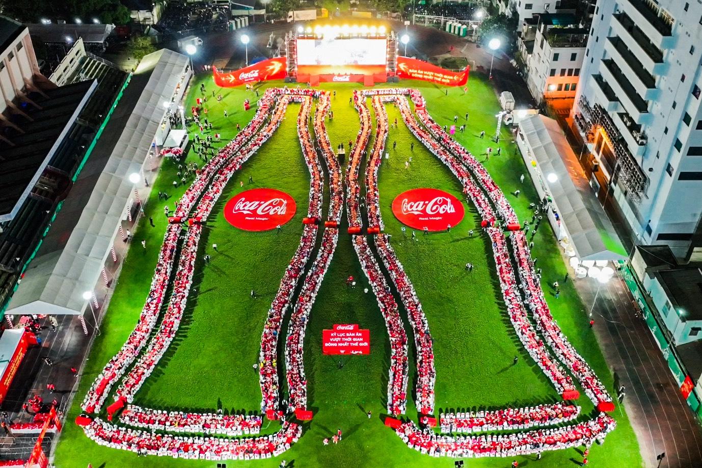 Coca-Cola Việt Nam xác lập kỷ lục thế giới trong chiến dịch Tết 2023, tôn vinh khoảnh khắc diệu kỳ gắn kết gia đình - Ảnh 1.