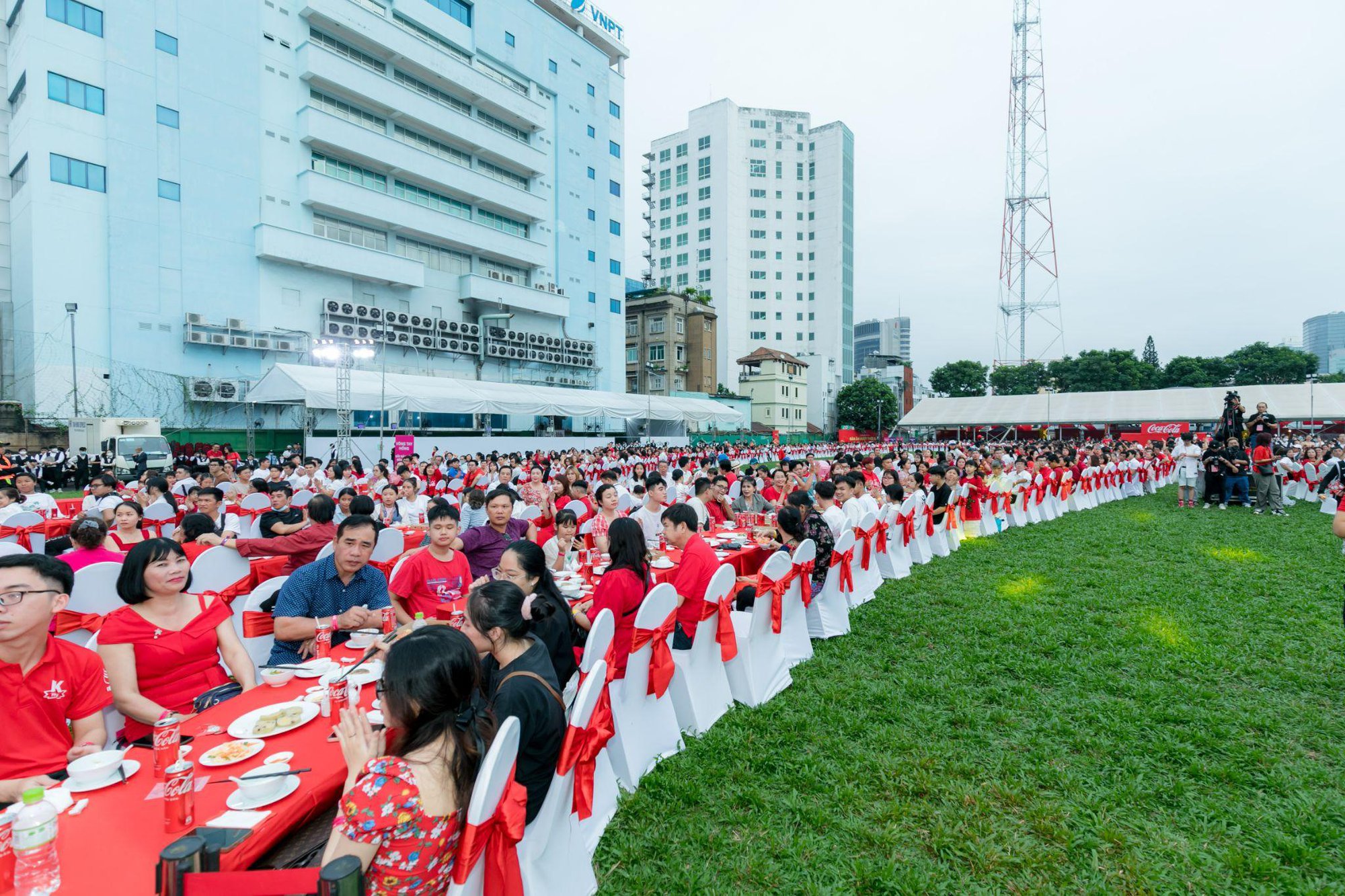 Coca-Cola Việt Nam xác lập kỷ lục thế giới trong chiến dịch Tết 2023, tôn vinh khoảnh khắc diệu kỳ gắn kết gia đình - Ảnh 3.