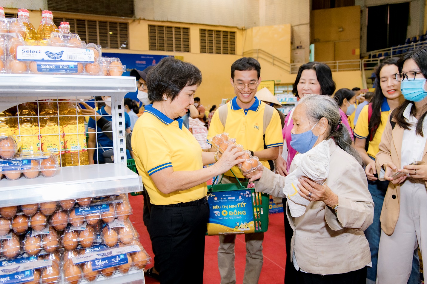 Khách hàng PNJ góp 2,6 tỷ đồng chăm lo tết cho người dân khó khăn - Ảnh 1.