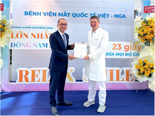 Bệnh viện Mắt Quốc tế Việt - Nga nhận giải số lượng ca phẫu thuật SMILE của Zeiss nhiều nhất Đông Nam Á - Ảnh 1.
