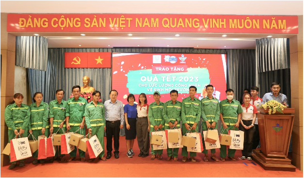 Mùa Tết yêu thương cho những &quot;anh hùng&quot; thầm lặng và người dân khó khăn - Ảnh 2.