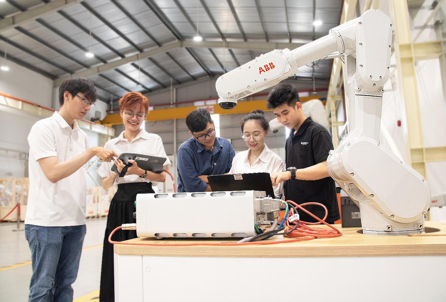 Công nghệ robot ABB vào giảng đường của các trường đại học hàng đầu Việt Nam - Ảnh 1.
