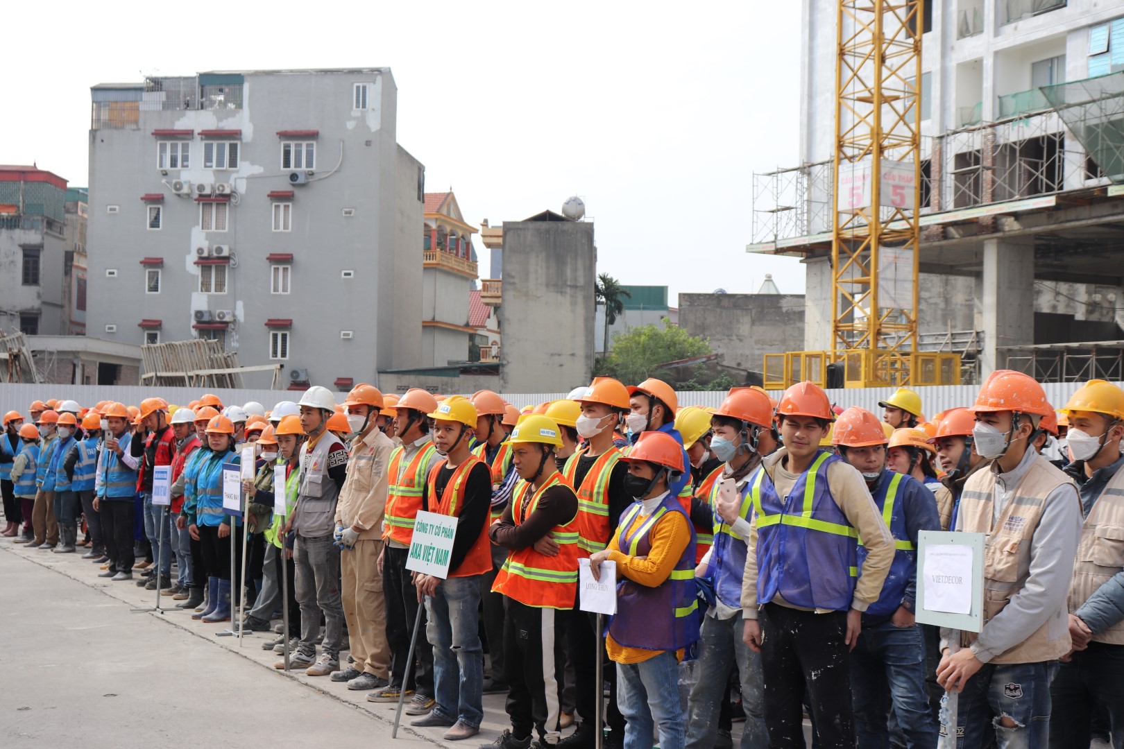 Chủ đầu tư KLB tặng quà Tết 600 công nhân công trường Feliz Homes - Ảnh 1.