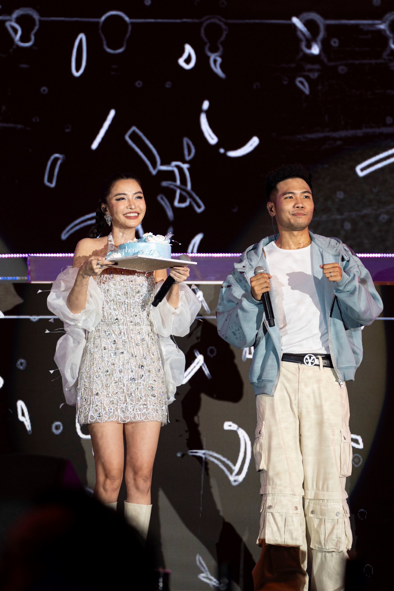 Bích Phương nhận được món quà sinh nhật đặc biệt trước sự ngưỡng mộ của hàng chục ngàn khán giả