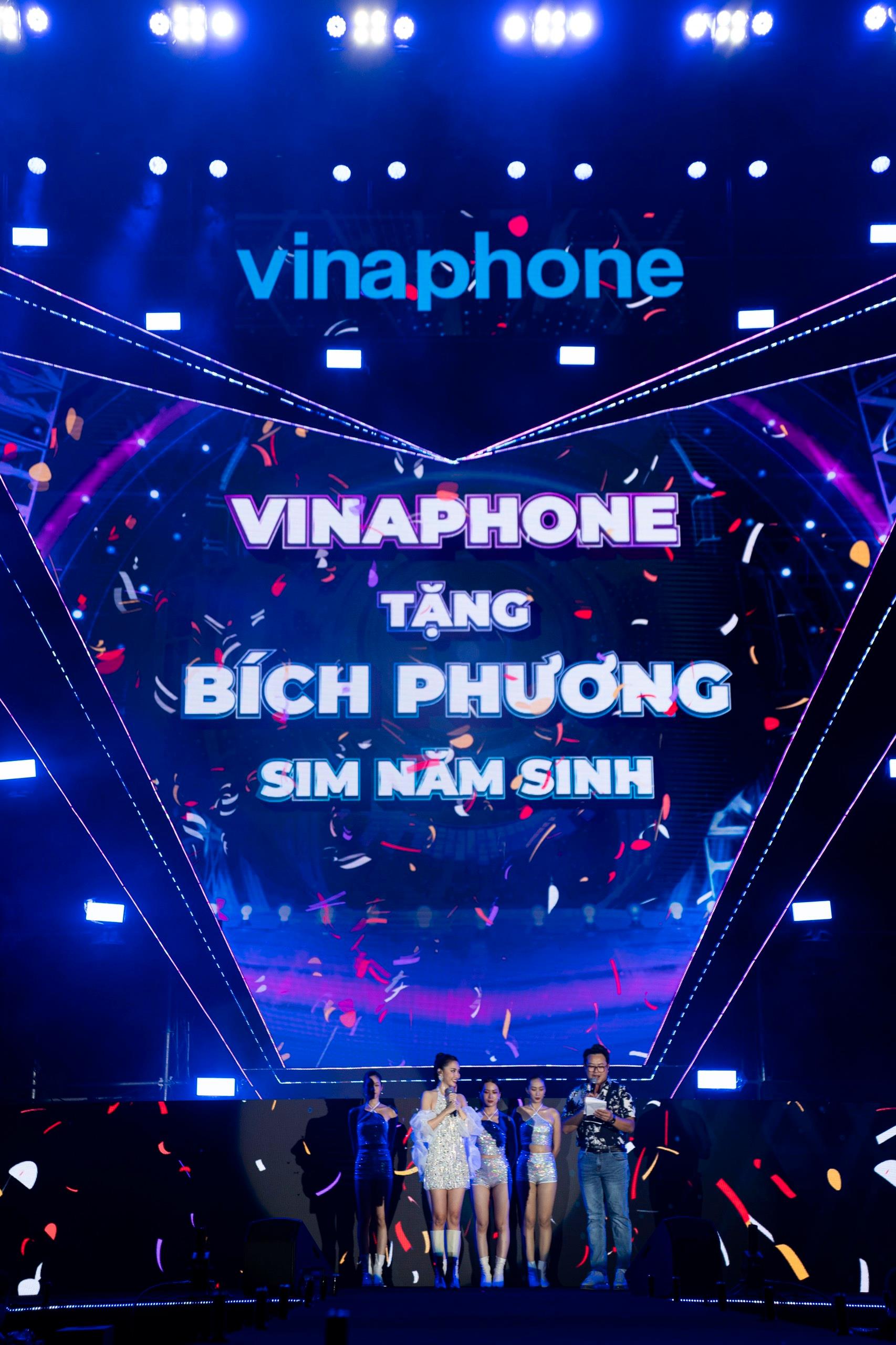 Bích Phương nhận được món quà sinh nhật đặc biệt trước sự ngưỡng mộ của hàng chục ngàn khán giả