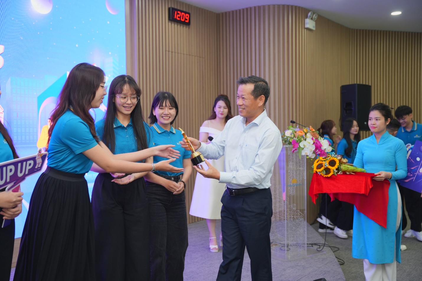 Vietnam Airlines tiếp tục chắp cánh ước mơ cho thế hệ trẻ tại Youth Travel Awards 2023 - Ảnh 6.