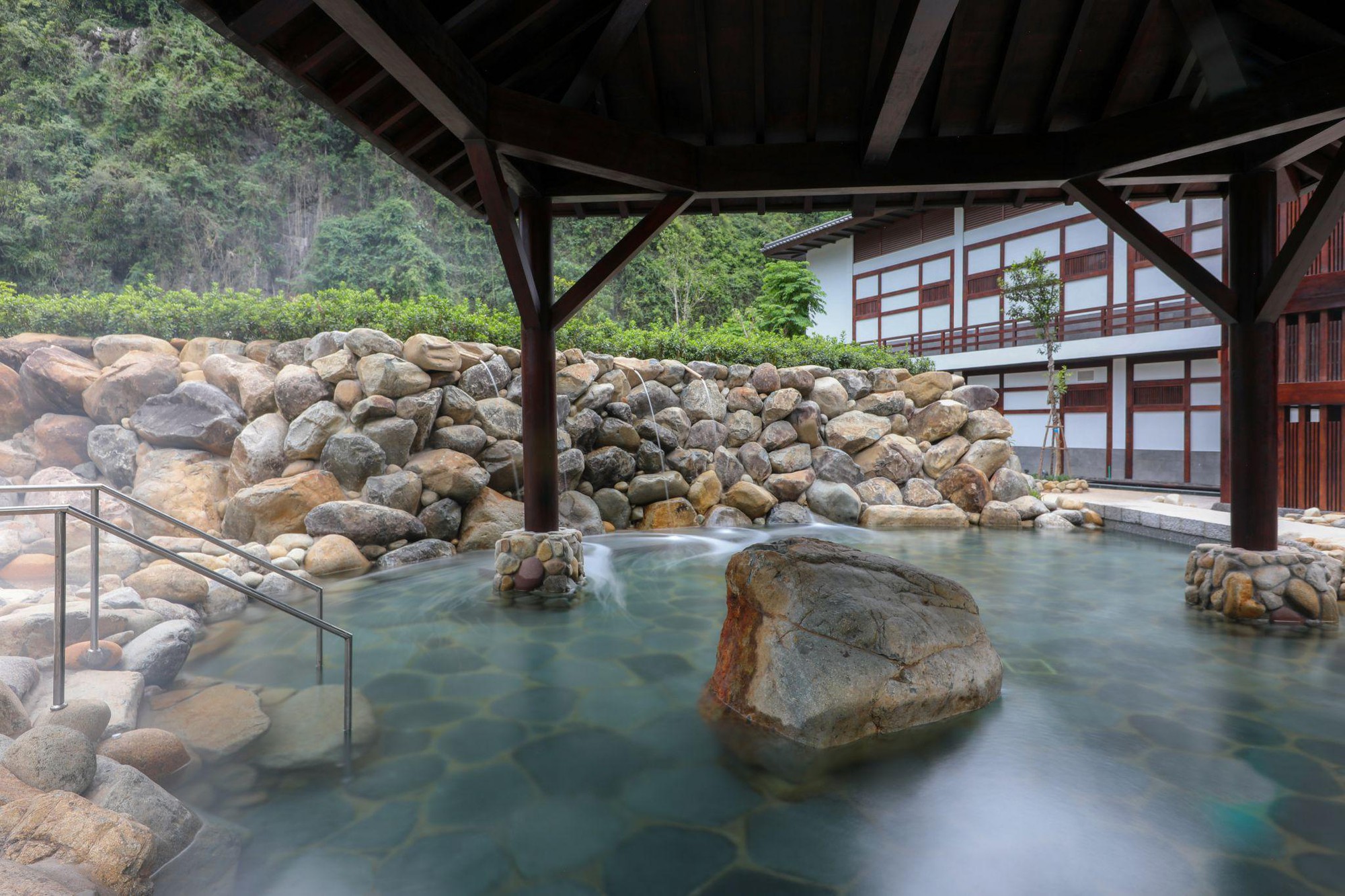 Tắm onsen để chữa lành theo cách của người Nhật - Ảnh 1.