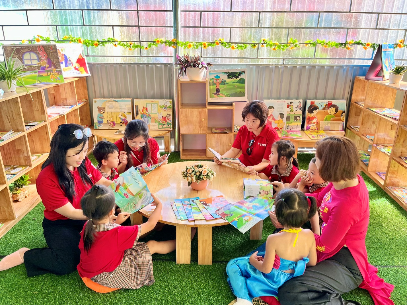 Xây thư viện xanh, TNS Holdings mang niềm vui đọc sách cho trẻ thơ - Ảnh 2.