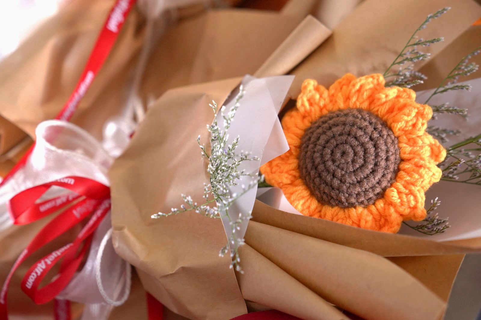 Những bông hoa hướng dương đặc biệt được Vietjet gửi tặng khách hàng dịp 20/10 - Ảnh 3.