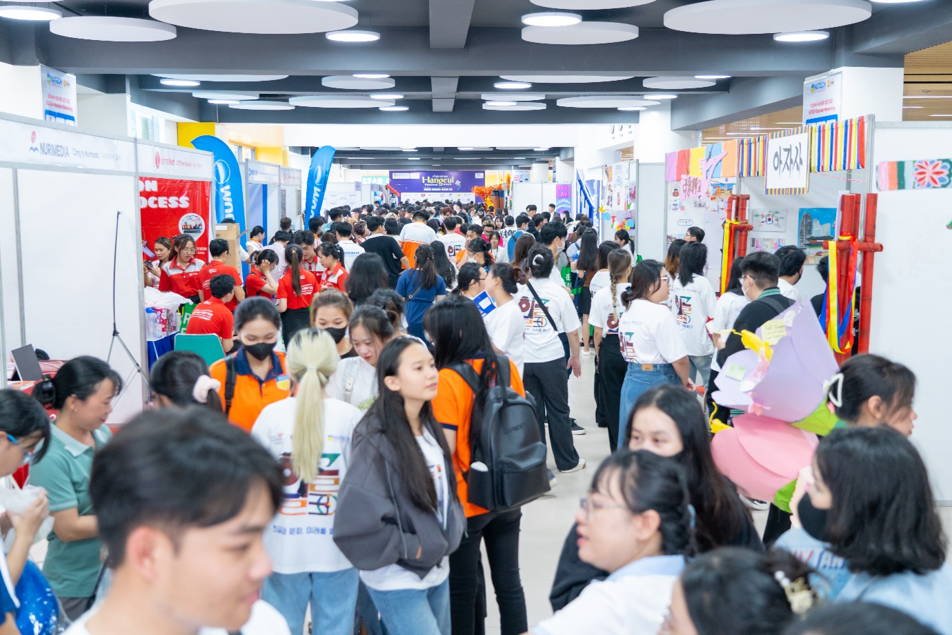 Giới trẻ TP.HCM háo hức “phá đảo” Lễ hội chữ Hàn - Hangeul Festival 2023 tại HUTECH - Ảnh 1.