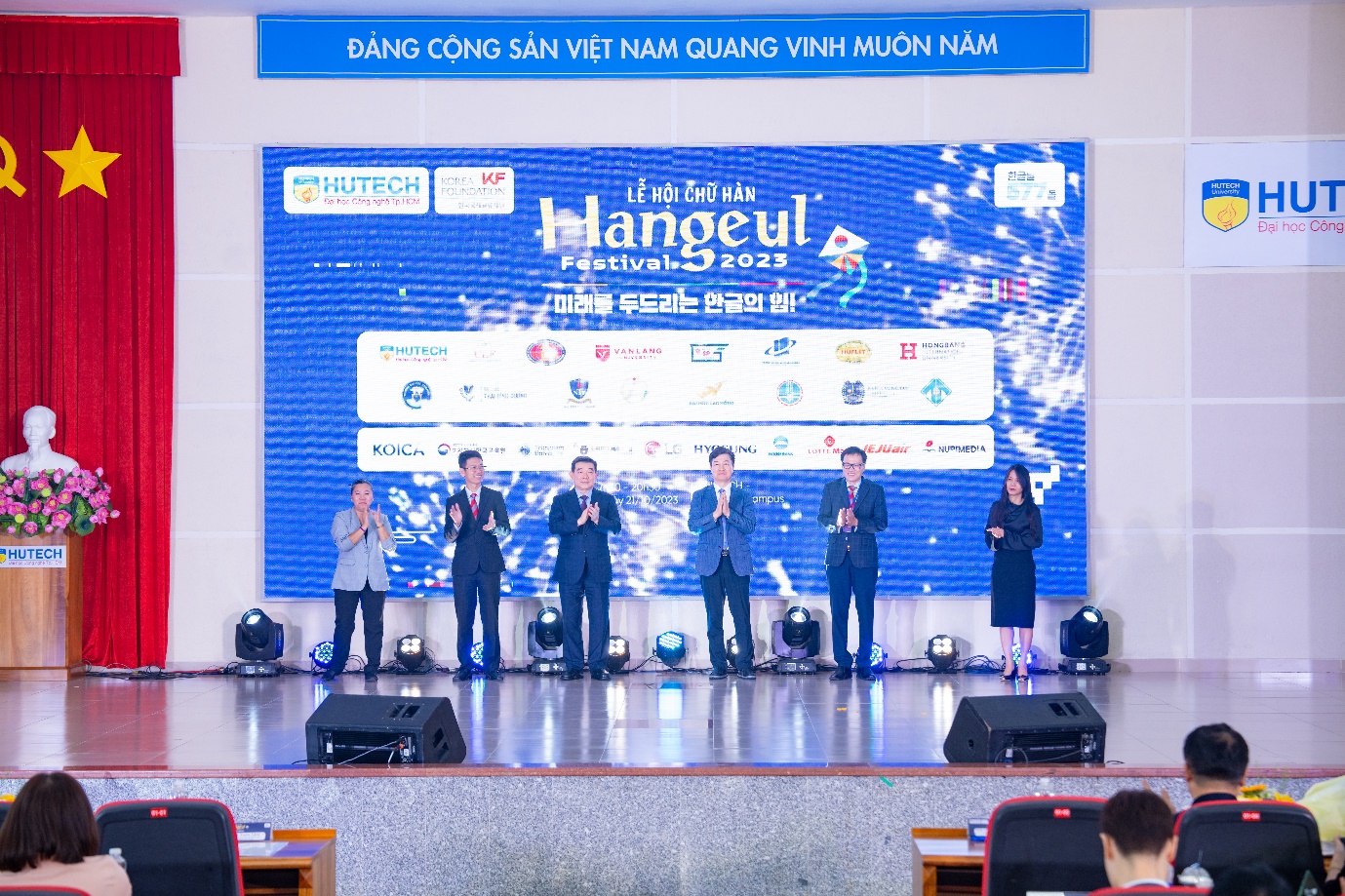 Giới trẻ TP.HCM háo hức “phá đảo” Lễ hội chữ Hàn - Hangeul Festival 2023 tại HUTECH - Ảnh 2.