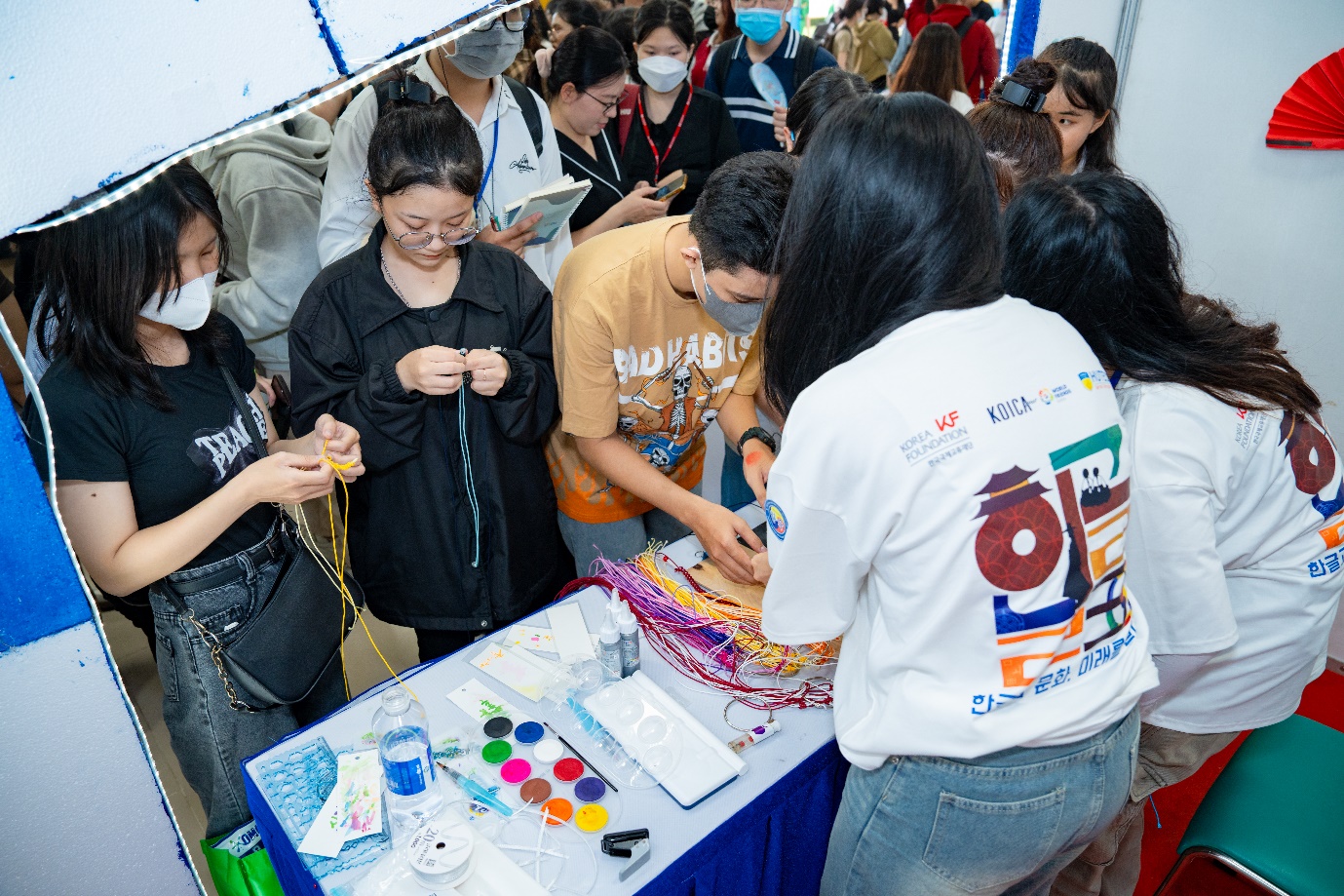 Giới trẻ TP.HCM háo hức “phá đảo” Lễ hội chữ Hàn - Hangeul Festival 2023 tại HUTECH - Ảnh 5.