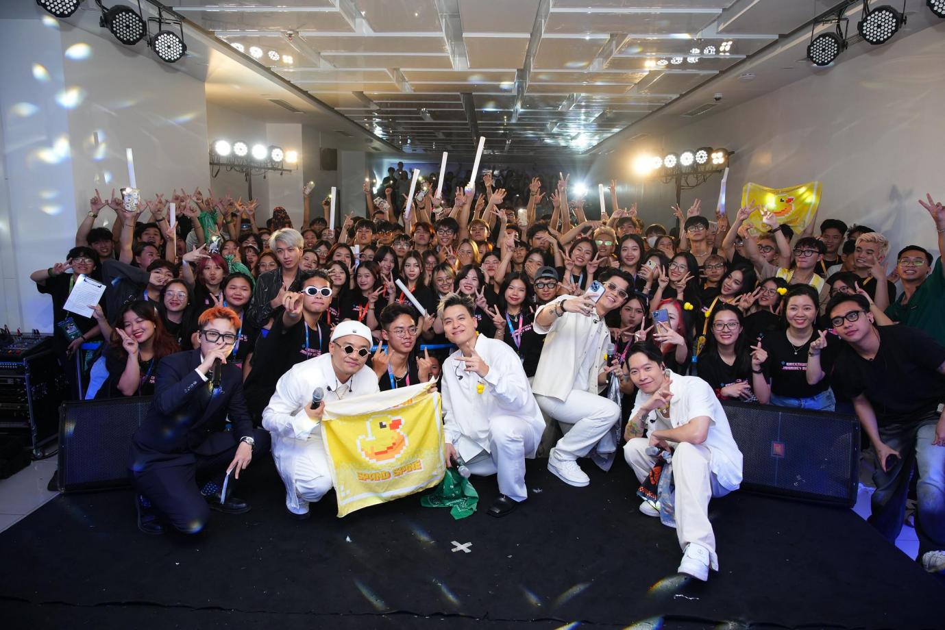 Bùng nổ đêm nhạc hội chào tân sinh viên tại Greenwich Việt Nam với màn trình diễn của Da LAB và Rhyder - Ảnh 1.