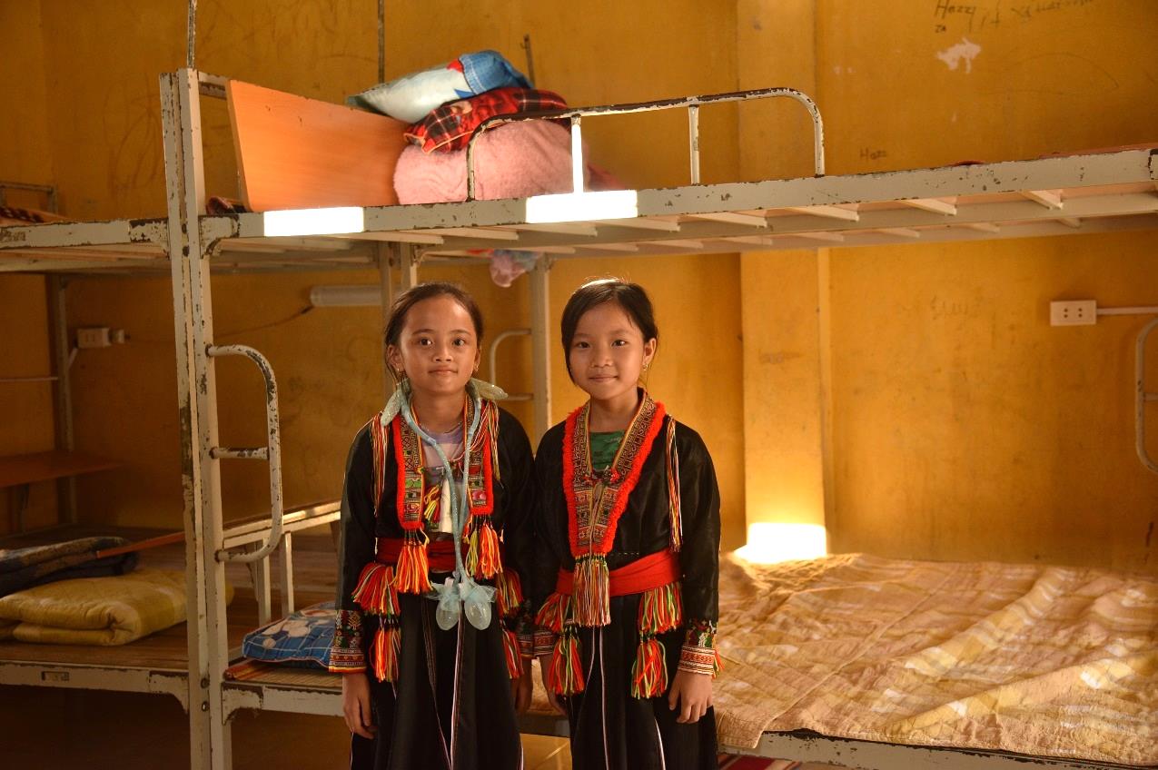 Bệnh viện Việt Pháp Hà Nội tặng quà cho các học sinh tỉnh Yên Bái - Ảnh 2.