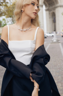 Quỳnh Anh Shyn tỏa s&aacute;ng tr&ecirc;n đường phố Paris c&ugrave;ng trang sức kim cương độc đ&aacute;o - Ảnh 3.