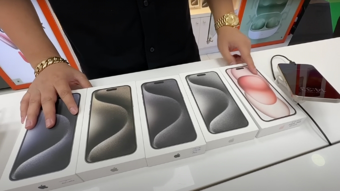 Khoa Pug mạnh tay chi 500 triệu mua dàn iPhone 15 Pro Max đủ màu tại XTmobile - Ảnh 3.
