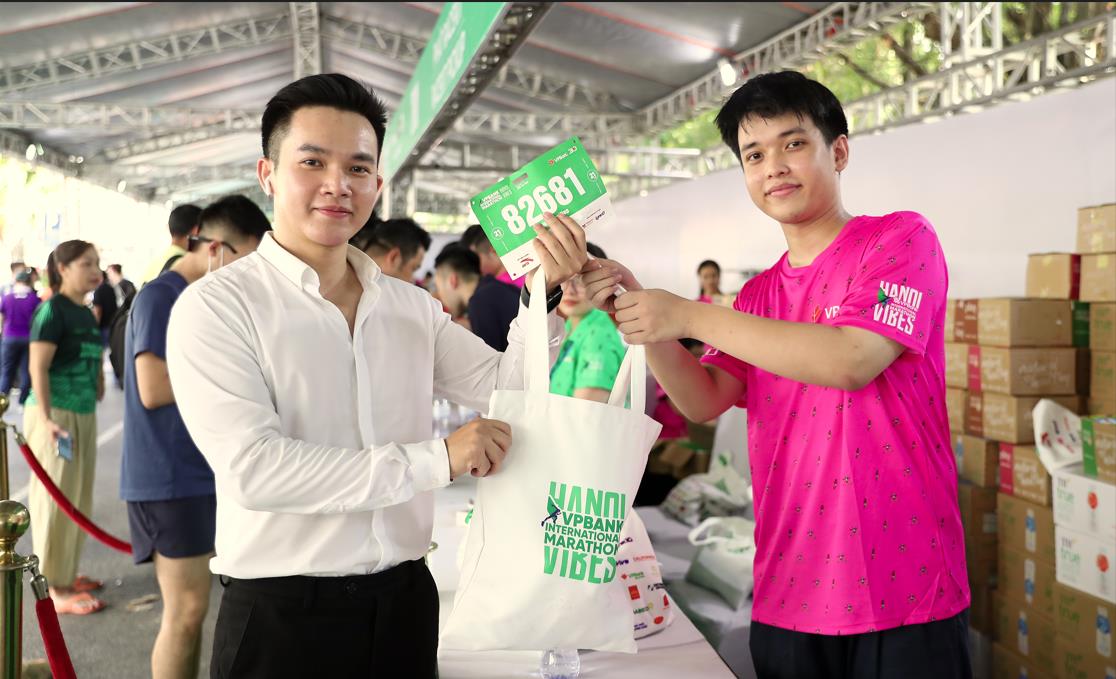 Dàn runner xúng xính đi nhận Bib VPIM 2023 - Ảnh 2.