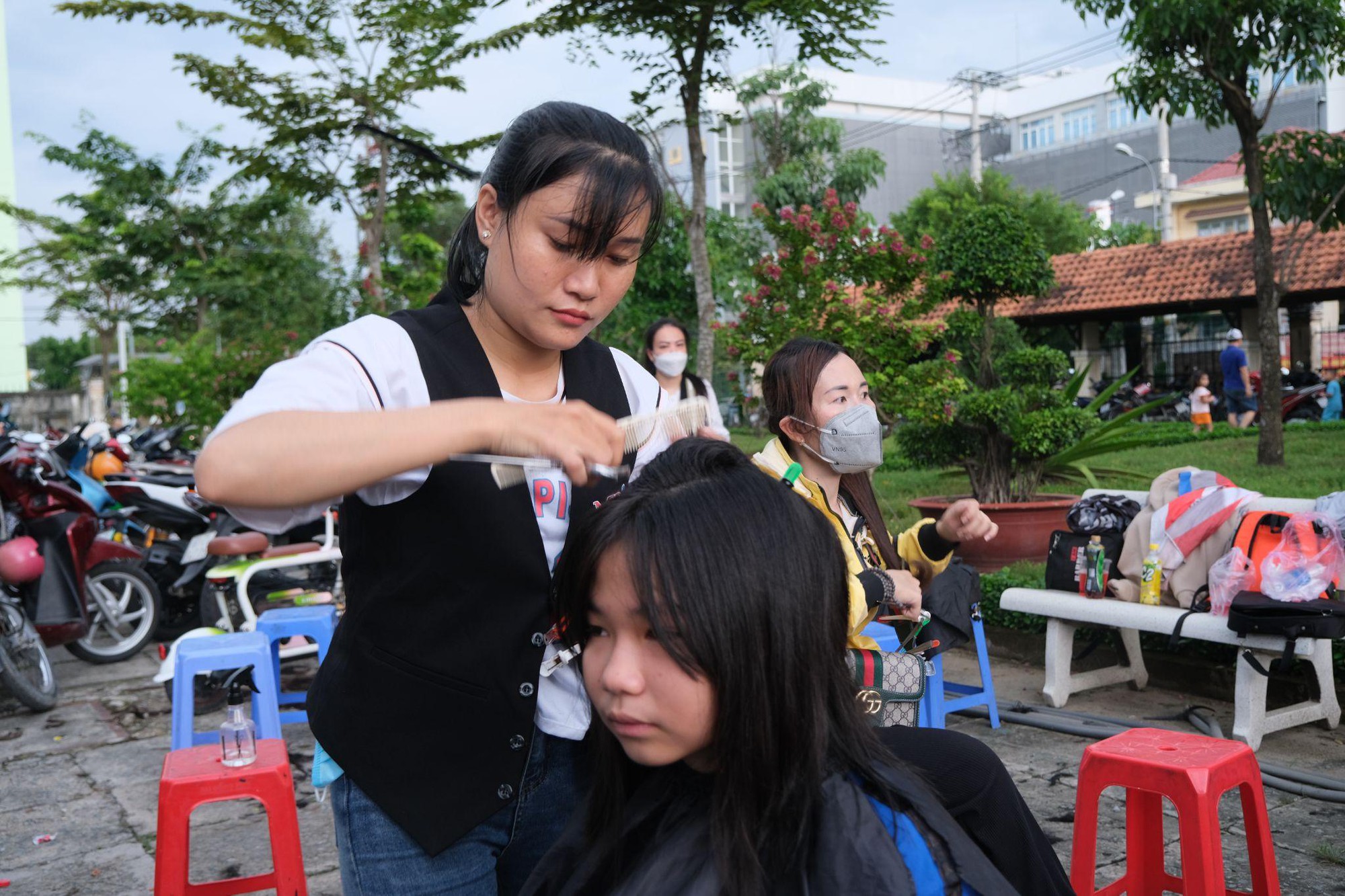 Trường dạy nghề Minh Đan - Nghệ thuật cắt tóc trong Tết Trung thu gắn kết cộng đồng - Ảnh 2.