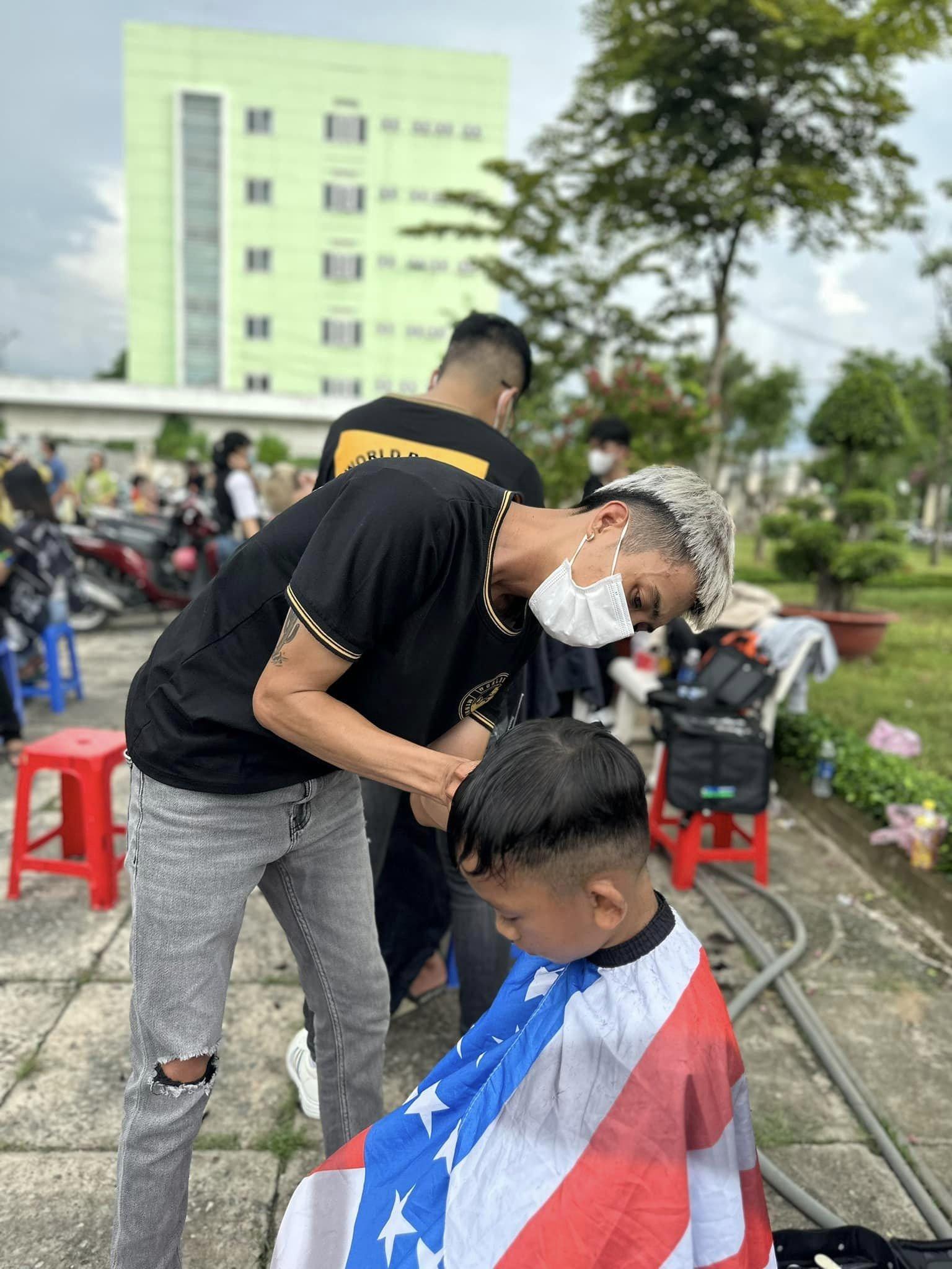 Trường dạy nghề Minh Đan - Nghệ thuật cắt tóc trong Tết Trung thu gắn kết cộng đồng - Ảnh 3.