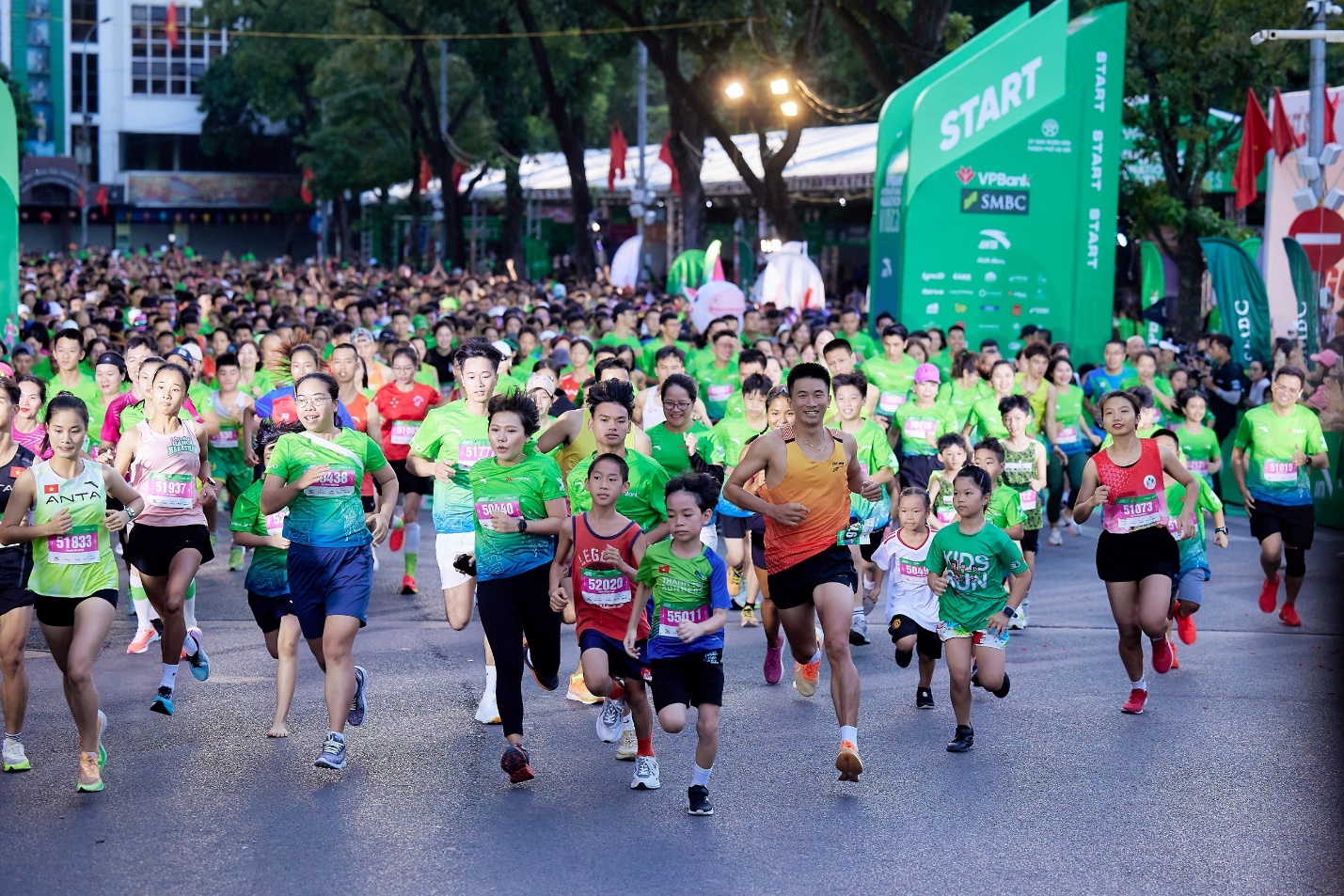 VPBank Hanoi International Marathon 2023: VĐV Phạm Tiến Sản vô địch sau màn tái đấu với chân chạy châu Phi - Ảnh 3.