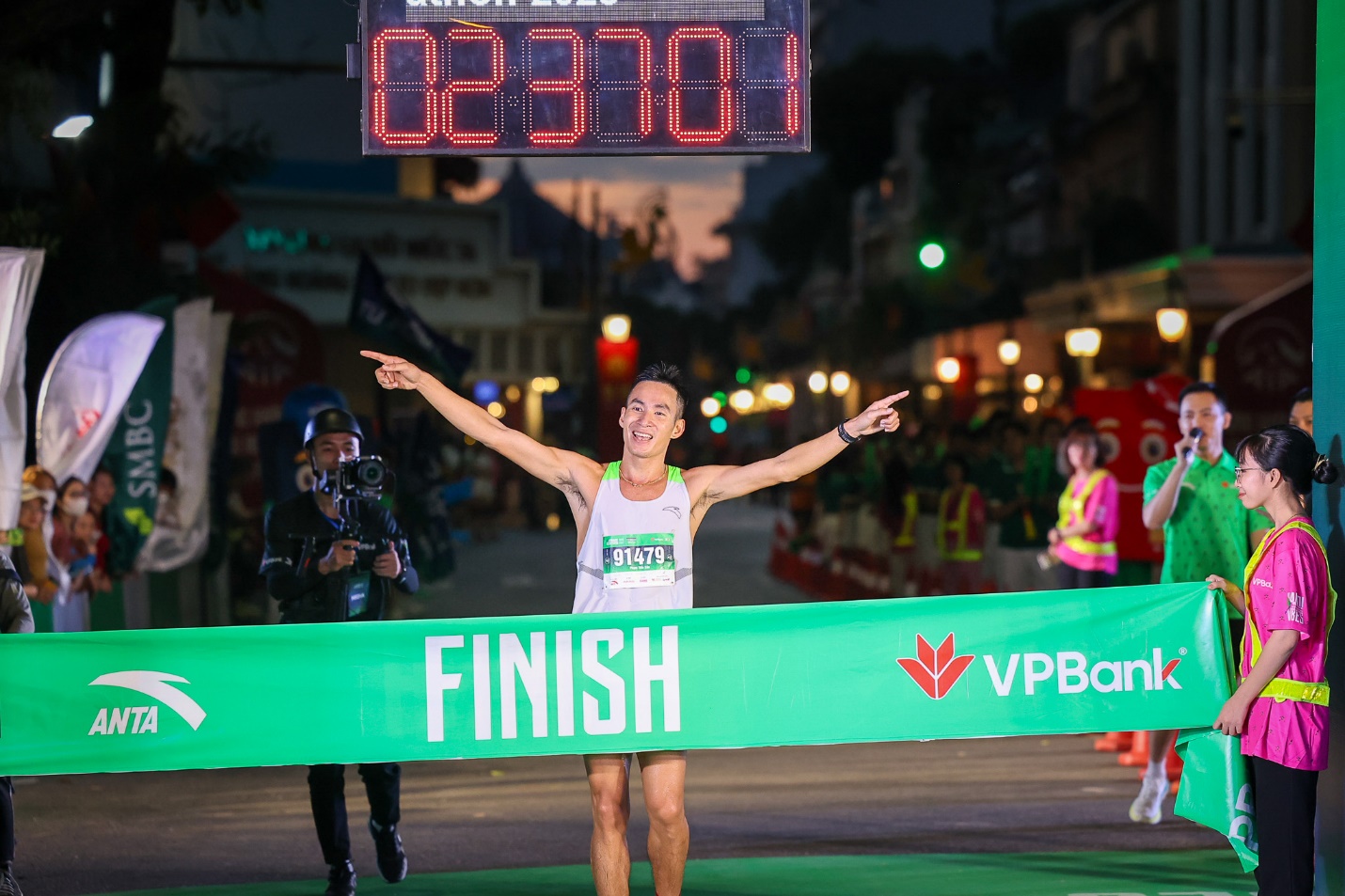 VPBank Hanoi International Marathon 2023: VĐV Phạm Tiến Sản vô địch sau màn tái đấu với chân chạy châu Phi - Ảnh 4.