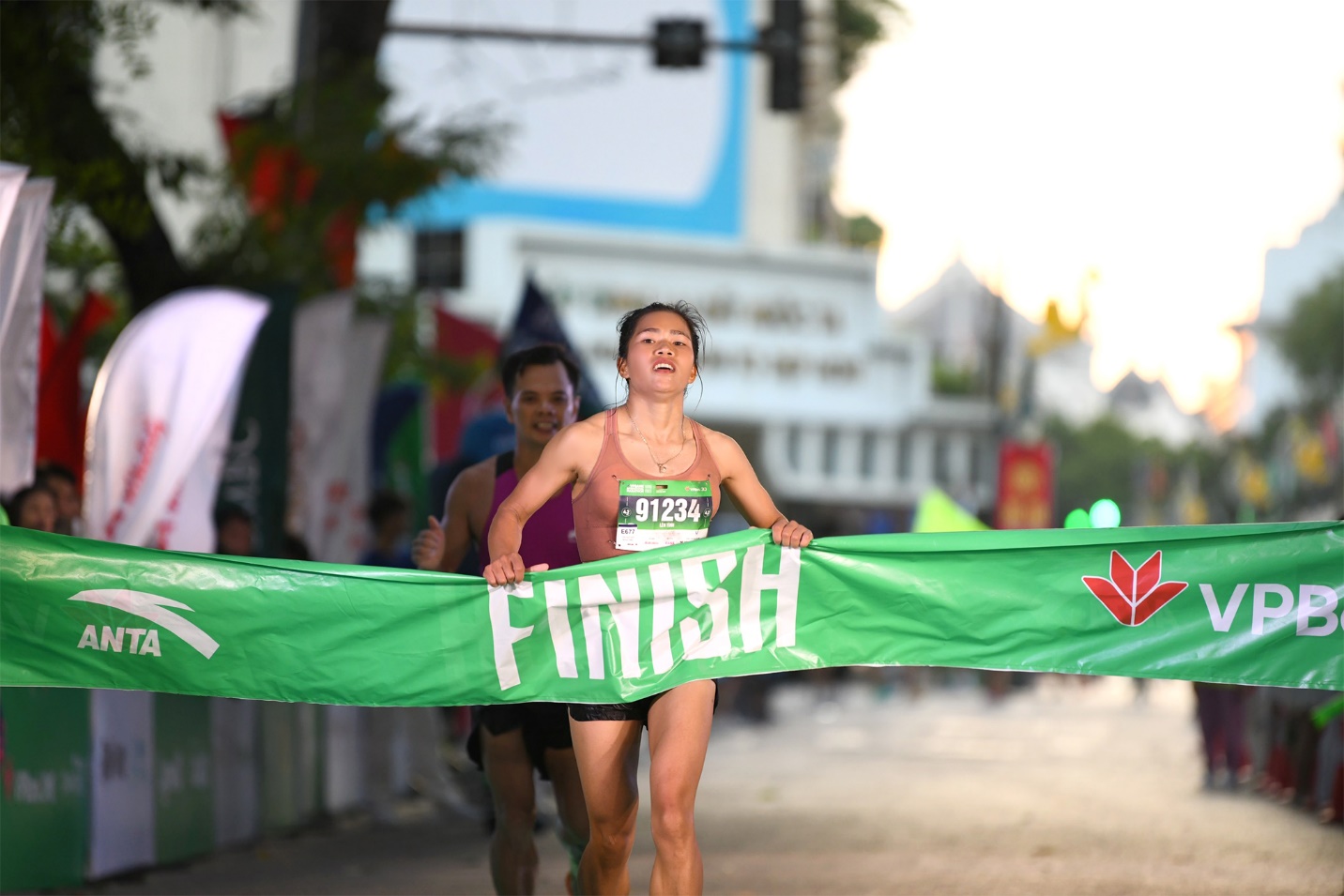 VPBank Hanoi International Marathon 2023: VĐV Phạm Tiến Sản vô địch sau màn tái đấu với chân chạy châu Phi - Ảnh 5.