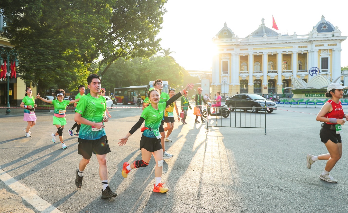 VPBank Hanoi International Marathon 2023: VĐV Phạm Tiến Sản vô địch sau màn tái đấu với chân chạy châu Phi - Ảnh 6.