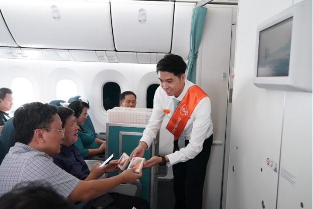 Vietnam Airlines lan toả thông điệp ý nghĩa về bình đẳng giới trên chuyến bay &quot;tô cam&quot; - Ảnh 2.