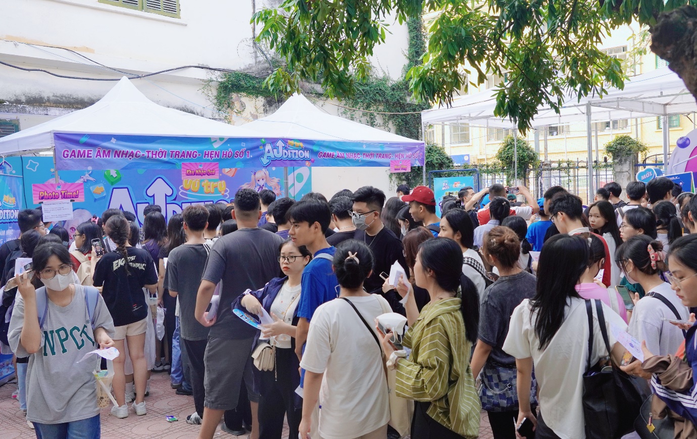 Vũ trụ game Audition tiếp đón 20.000 sinh viên tại NEU Youth Fest - Đại học Kinh tế Quốc dân - Ảnh 2.