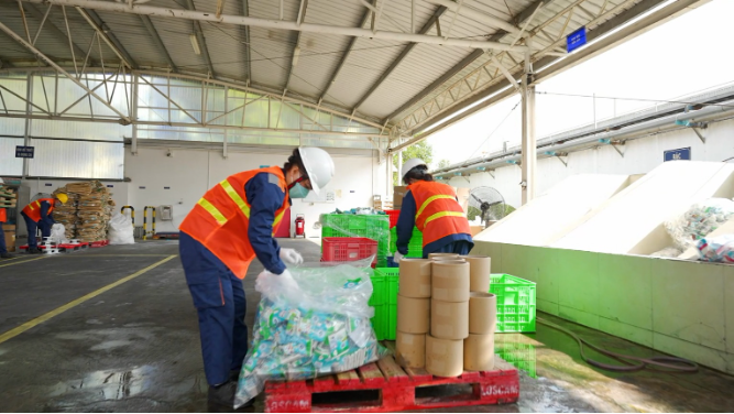 Sữa Cô Gái Hà Lan cùng đối tác nâng cao năng lực thu gom tái chế bao bì - Ảnh 4.