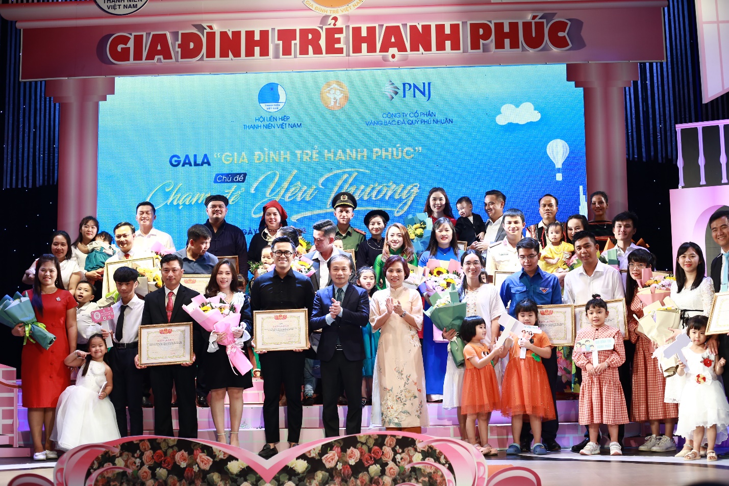 PNJ được vinh danh là &quot;Doanh nghiệp vì cộng đồng&quot; năm 2023 - Ảnh 2.