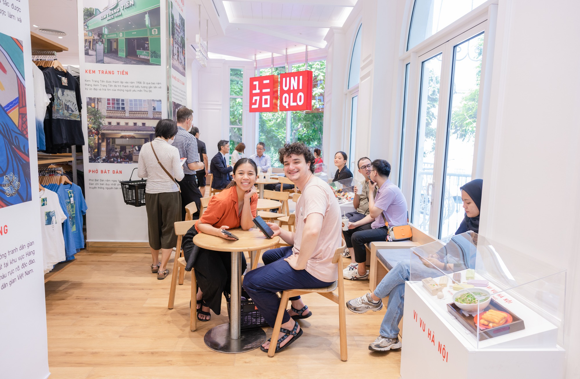 Cửa hàng UNIQLO Hoàn Kiếm trở thành địa điểm yêu thích mới của khách du lịch và người dân Thủ đô - Ảnh 6.