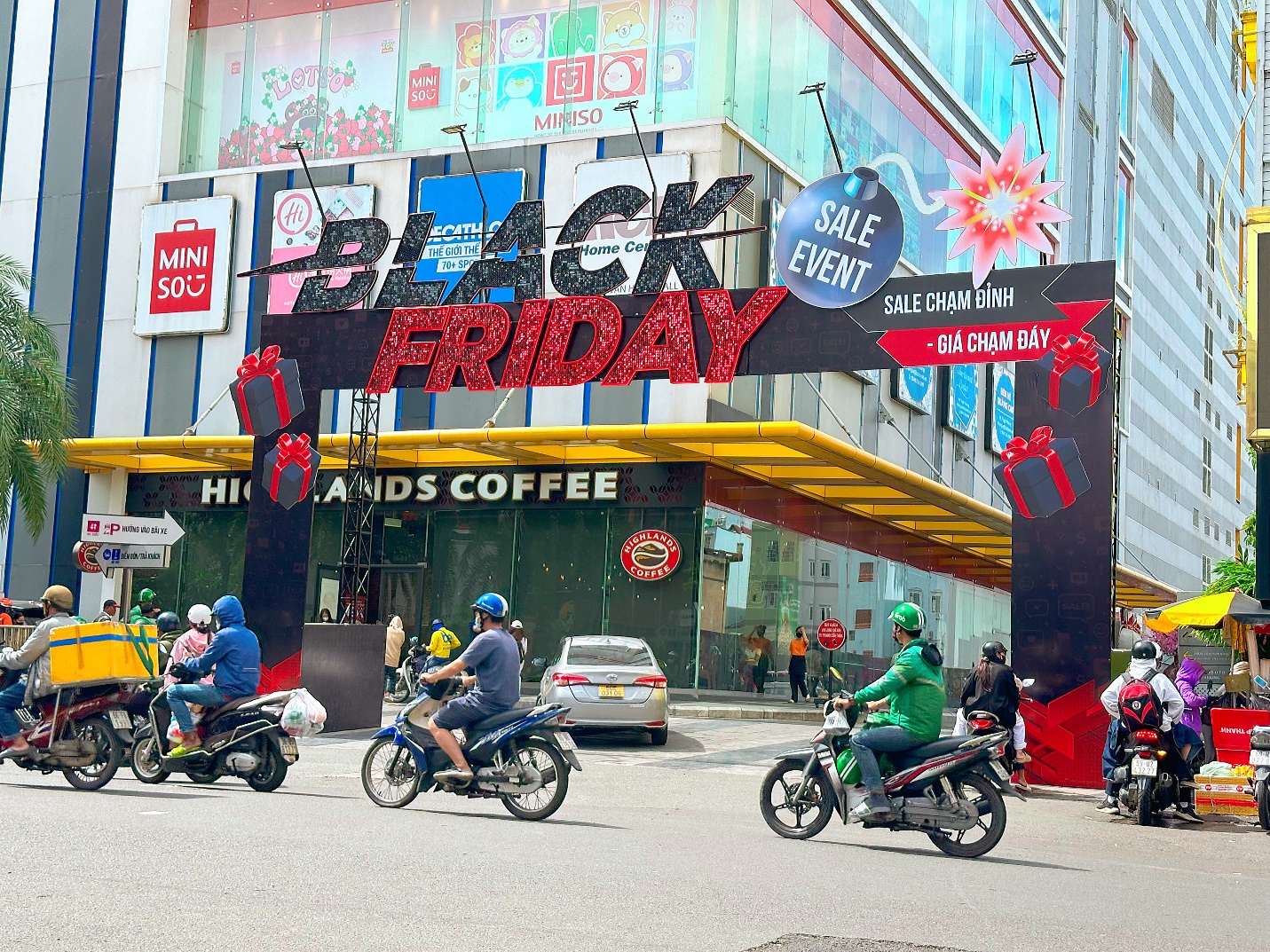 Sự kiện sale Black Friday Vạn Hạnh Mall - Hàng loạt thương hiệu giảm giá khủng - Ảnh 1.